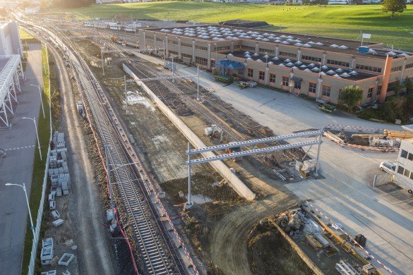 Nouvelle voie à gauche - Mur Industrie au milieu de l'image - Tracé de l'ancienne voie en travaux à gauche